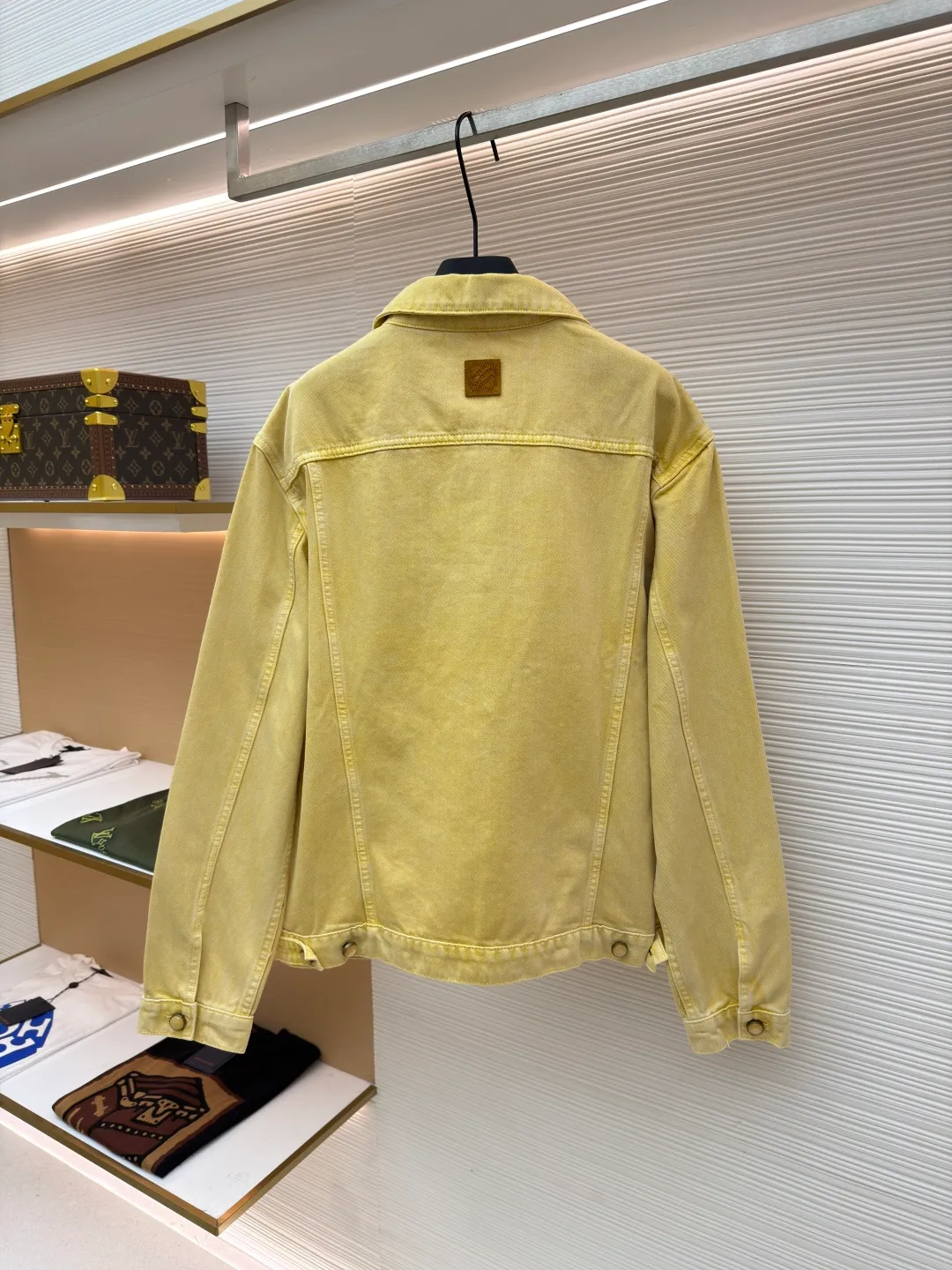 LOUIS VUITTON dyed embossed denim jacket ●Original version: Purchased and developed in 19594 ●Item number: 1681049-B65 ●Material: denim fabric ●Technology: embossed production ●Version: fitted version ●Weight: about 1049 grams ●Size: 46-48-50-52 ●Description: This style is processed through garment dyeing to create a washed retro effect, and then uses a splicing structure and hammer fixing rings to express the workwear style. Monogram embroidery adorns the sides and left patch pocket, and pearlescent buttons and rivets complete the detail. Pair it with the same style to add to your summer wardrobe. The overall wiring is straight and delicate, the fabric is comfortable and soft, and the color is consistent without color difference. It can be matched with the same style to create a fashionable look and control various occasions. Customized accessories, complete with three standards, same style for men and women!